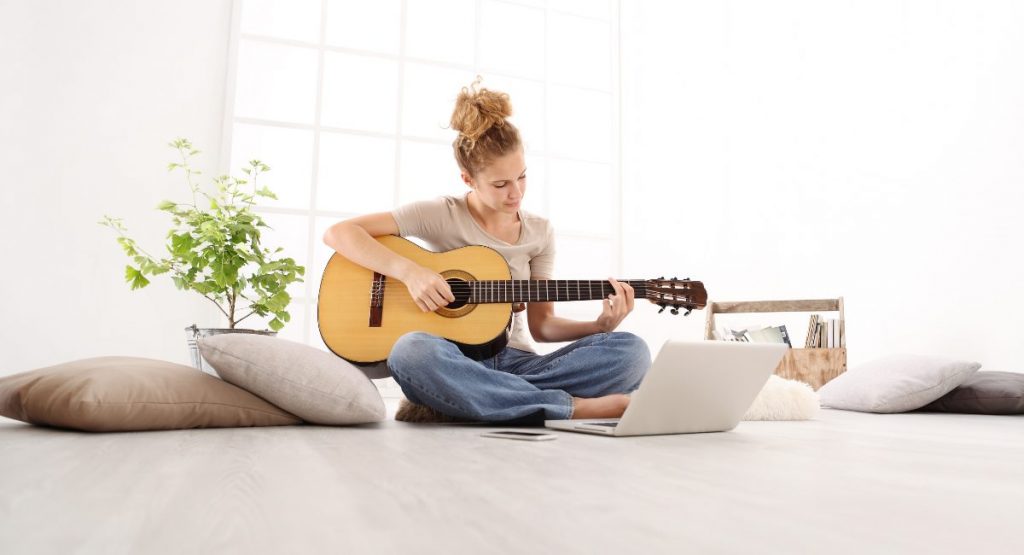 6 benefits to learning guitar online
